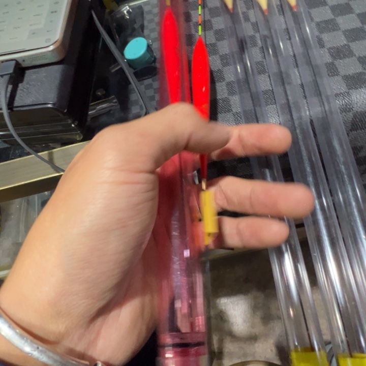 仙木鲤鱼梭子漂5号两只，吃铅7.6克