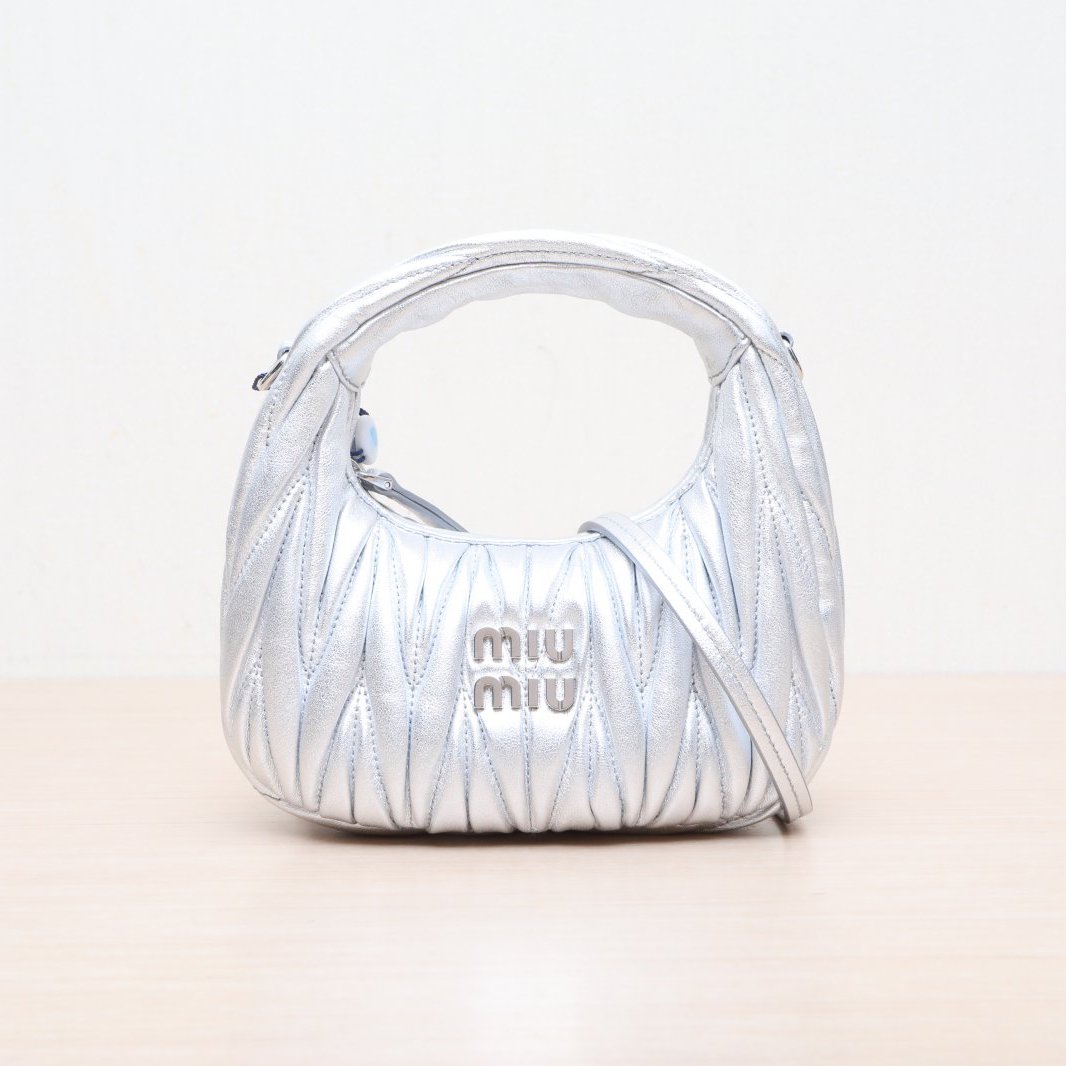 99新 MIU MIU/缪缪 小花佳珊P205224667 褶皱 腋下包 银色