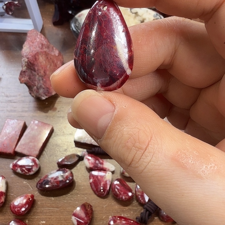 天***际天然辰砂原矿吊坠