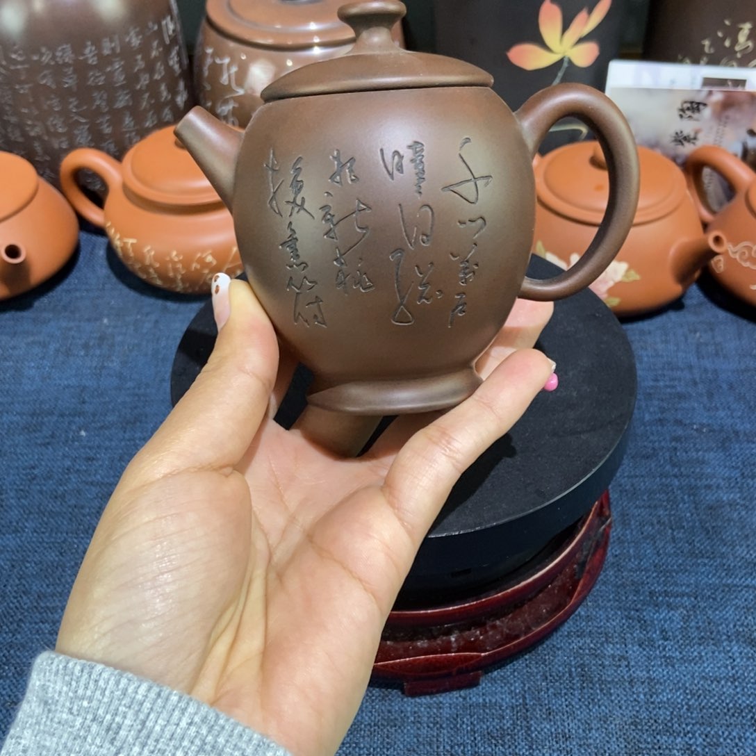 4建水紫陶手工阴刻壶160c