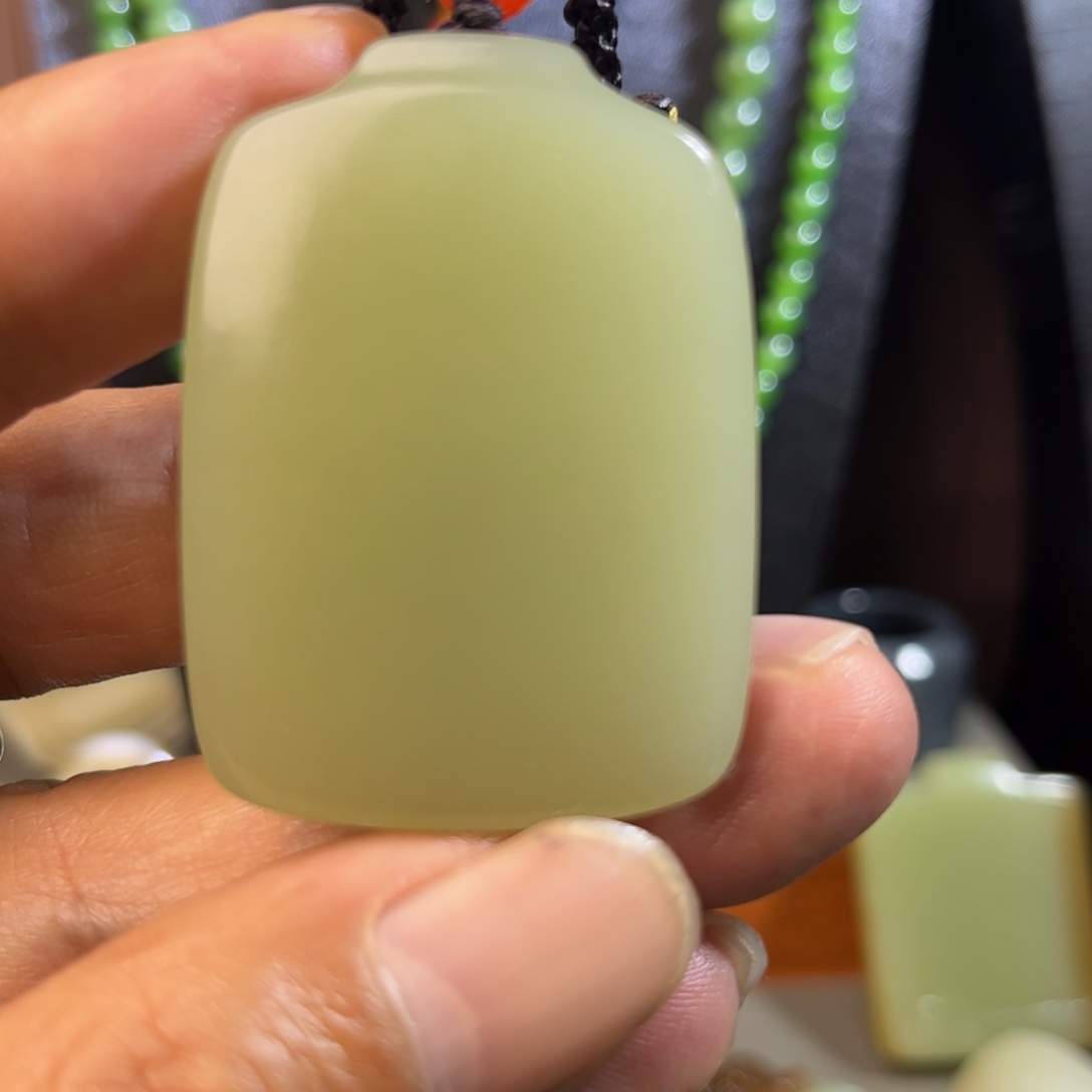 颈饰未镶嵌和田玉（糖玉）