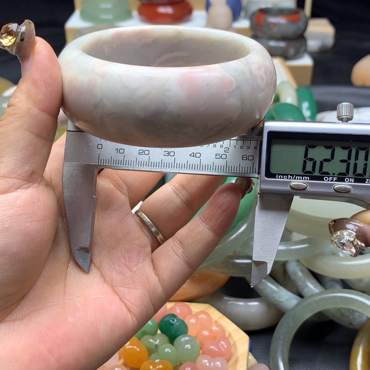 未镶嵌手镯石英质玉