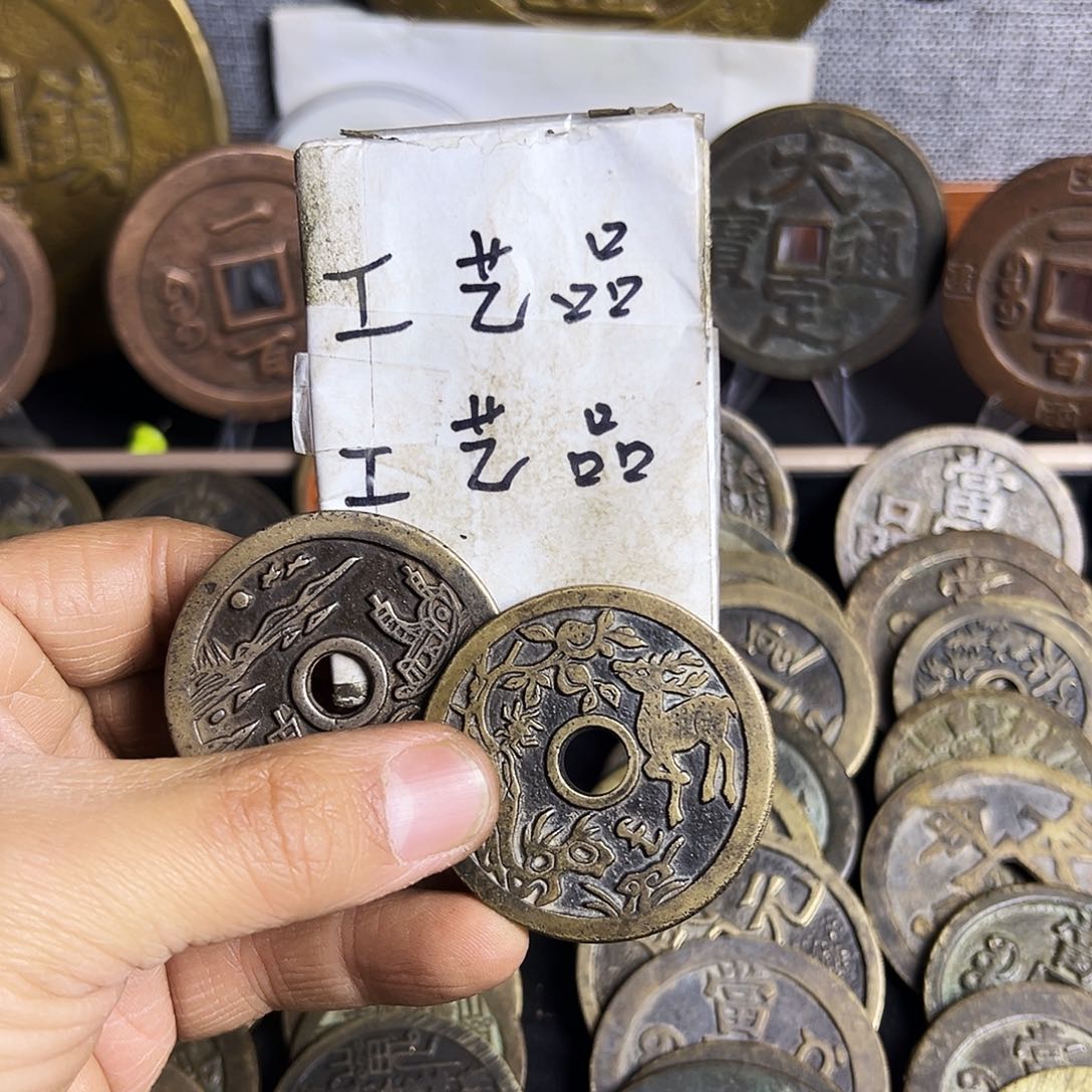 铜劳**员现代文创工艺品