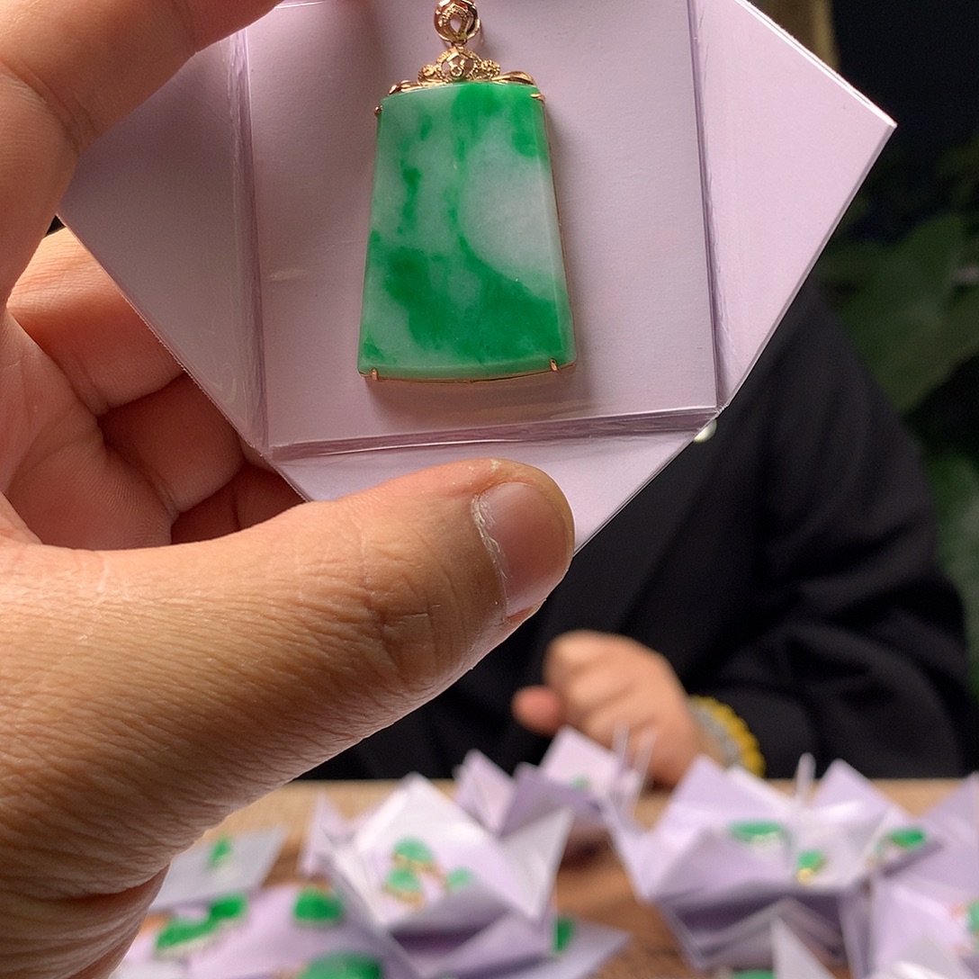 翡翠18K金镶嵌颈饰无事牌