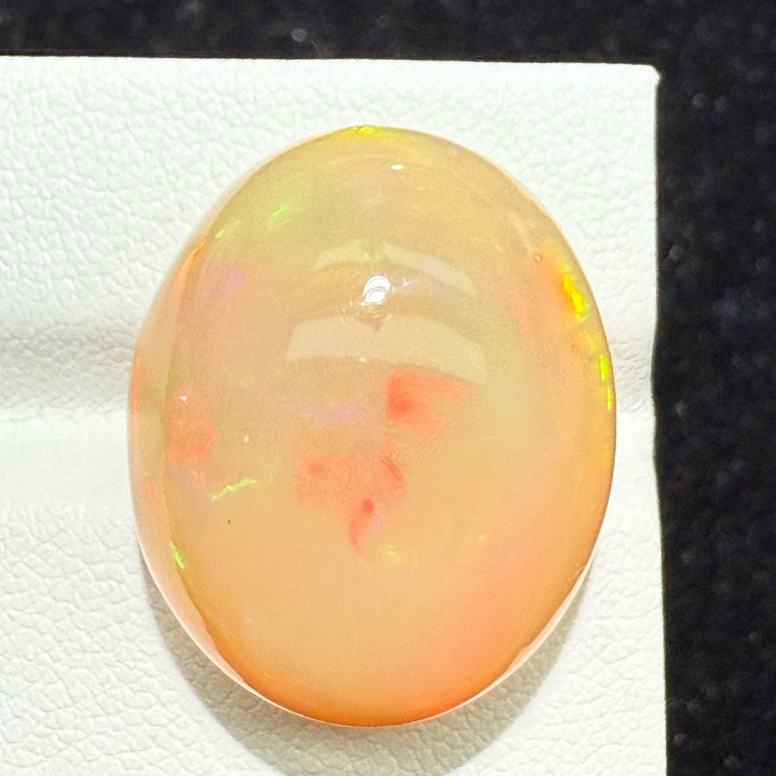 23.045ct天然彩欧泊裸石，尺寸23.2*19.4*12.4mm，颜色美艳