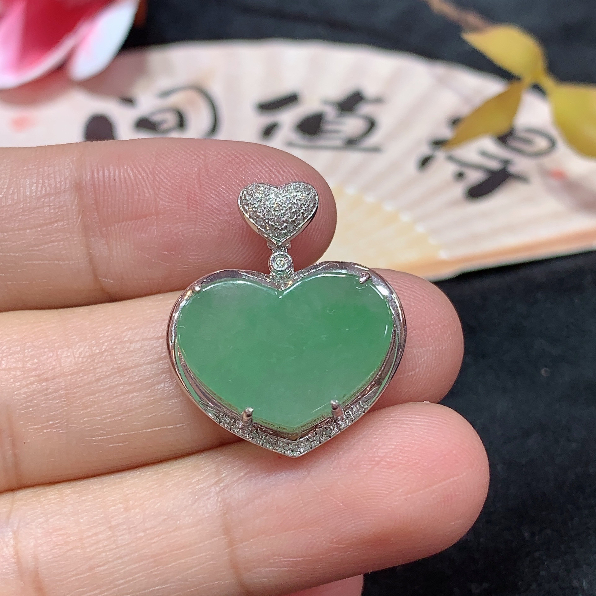 18k金天然A货翡翠爱心吊坠经典轻奢时尚