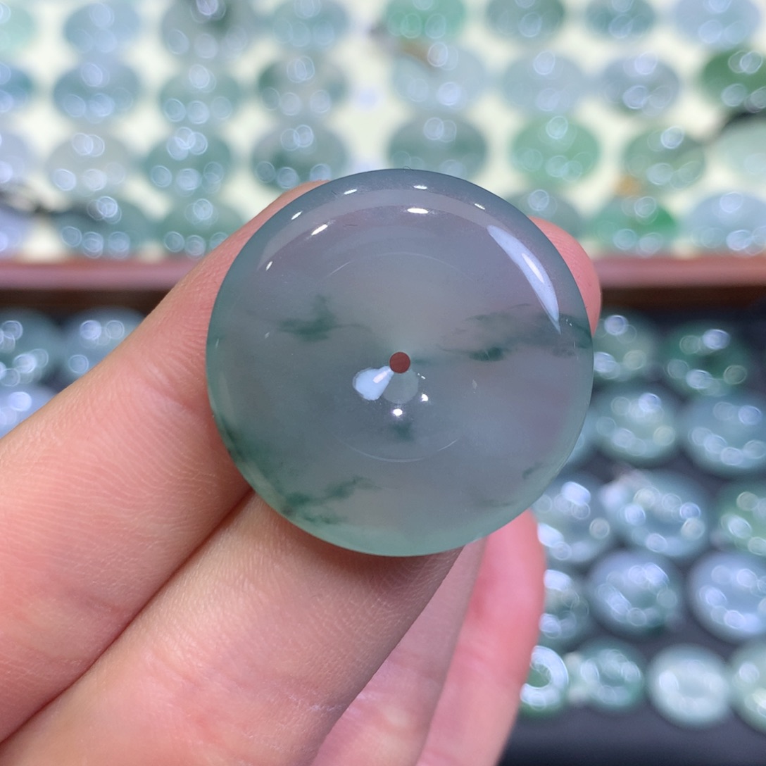 翡翠颈饰未镶嵌平安扣