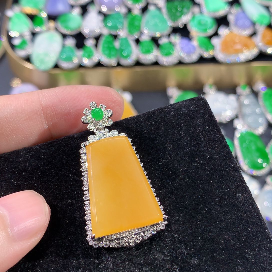 翡翠18K金镶嵌颈饰