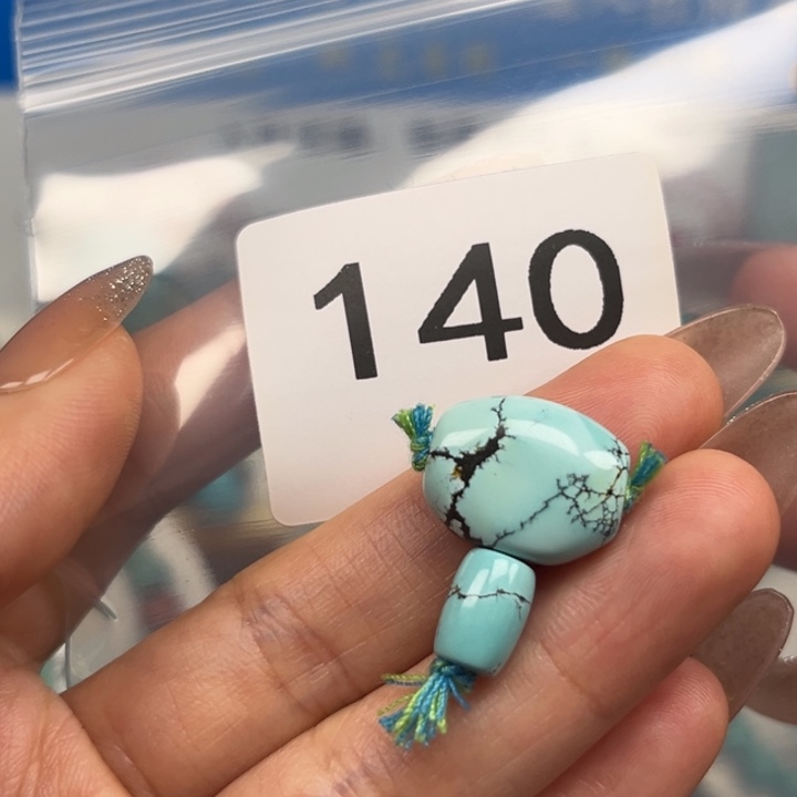 奶***芙绿松石未镶嵌珠宝奇石