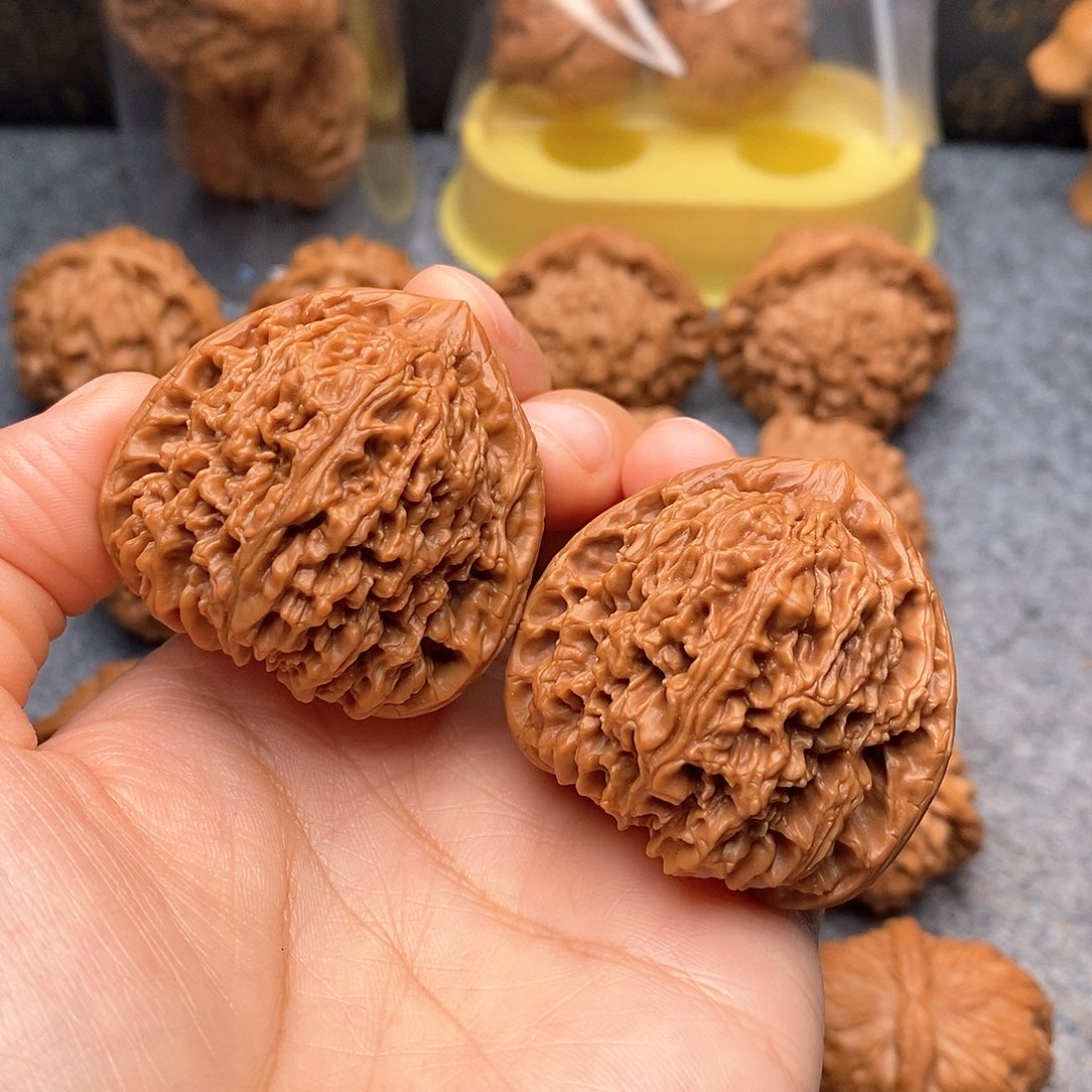 文玩核桃把件三角南疆42尺红皮