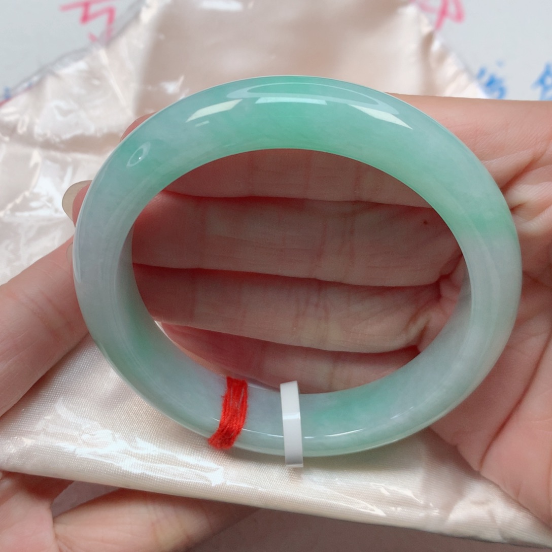 翡翠手镯未镶嵌56.4圈 晴绿底 细腻