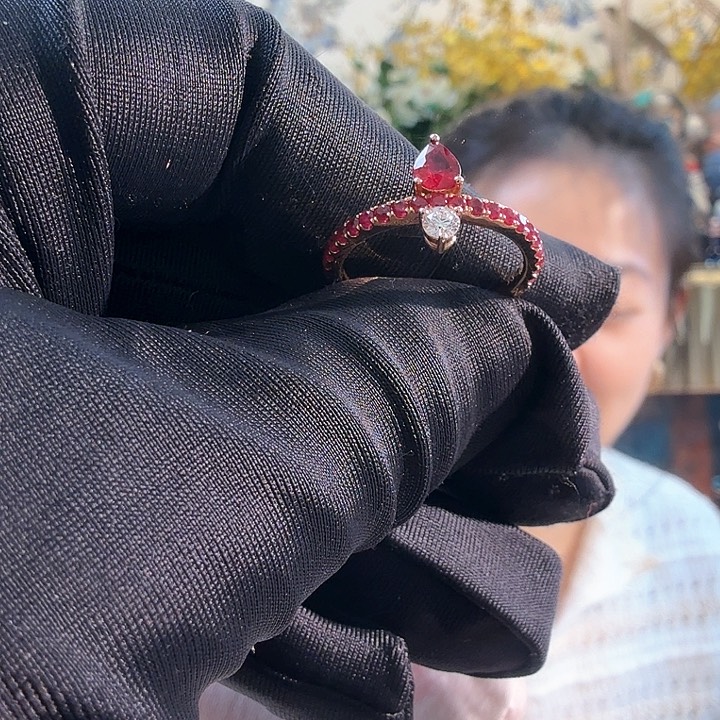 红宝石戒指18K金镶嵌红宝石戒指18K金镶嵌