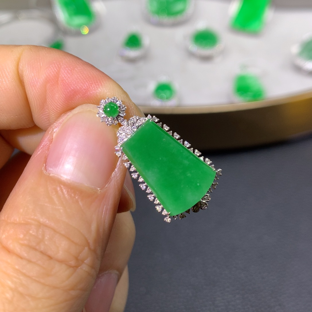 翡翠颈饰18K金镶嵌翡翠