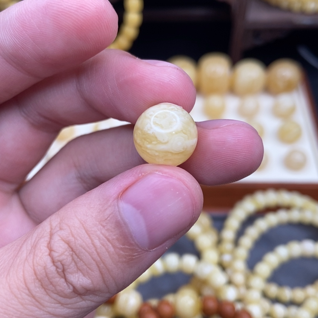 蜜蜡未镶嵌珠宝奇石