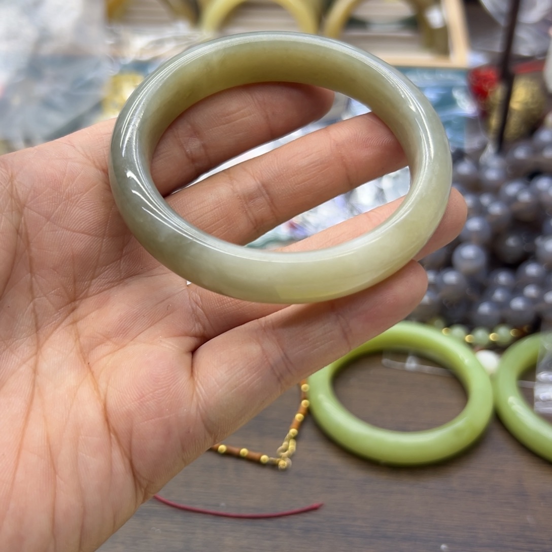 和田玉未镶嵌手镯57圈围692瑕