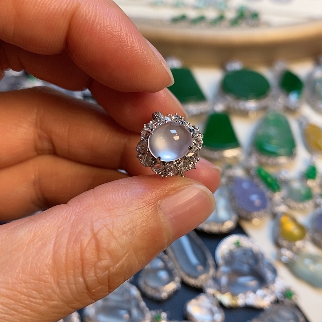 翡翠颈饰18K金镶嵌蛋面戒指