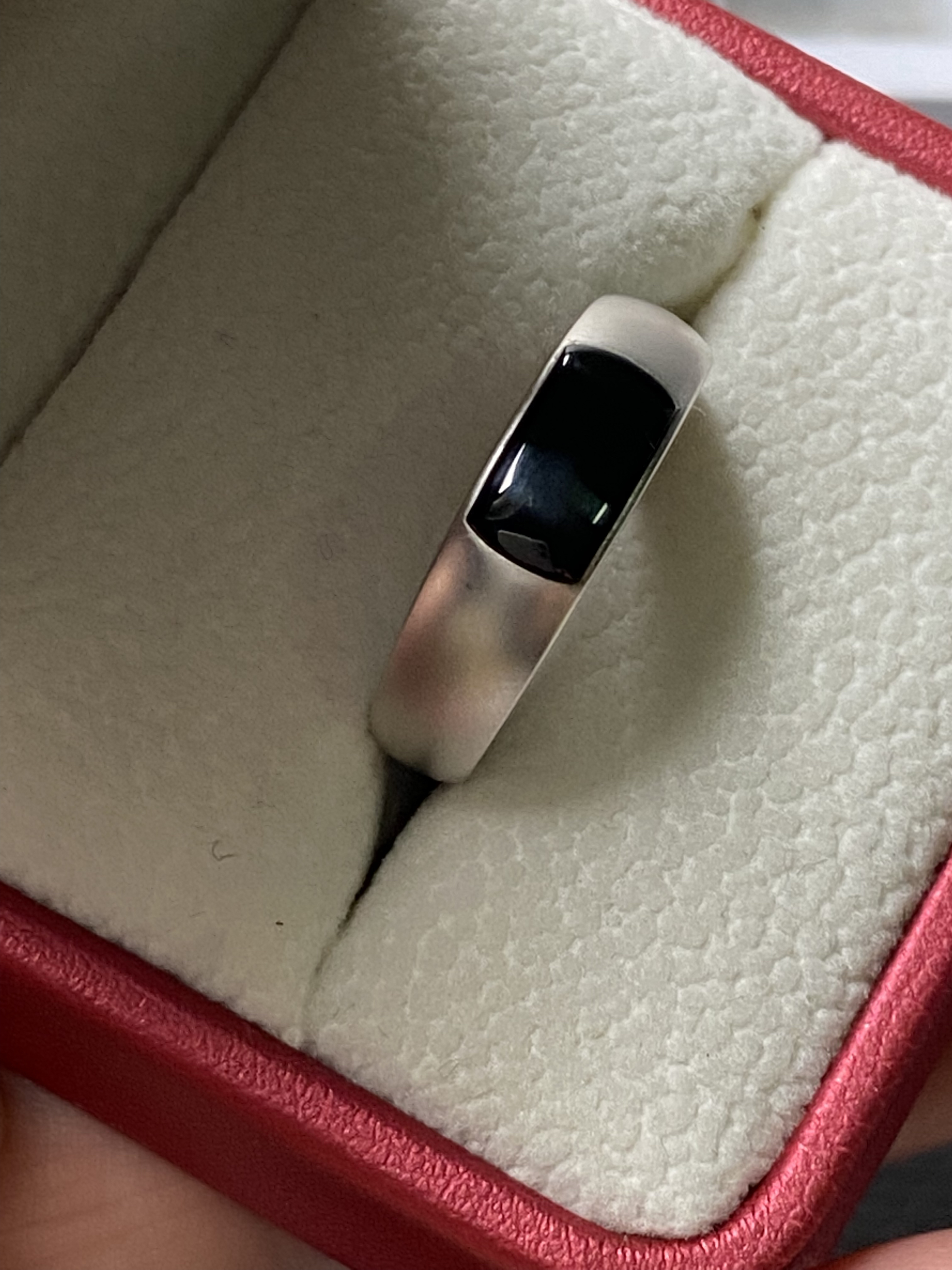 18K金镶嵌墨翠马鞍中性戒指