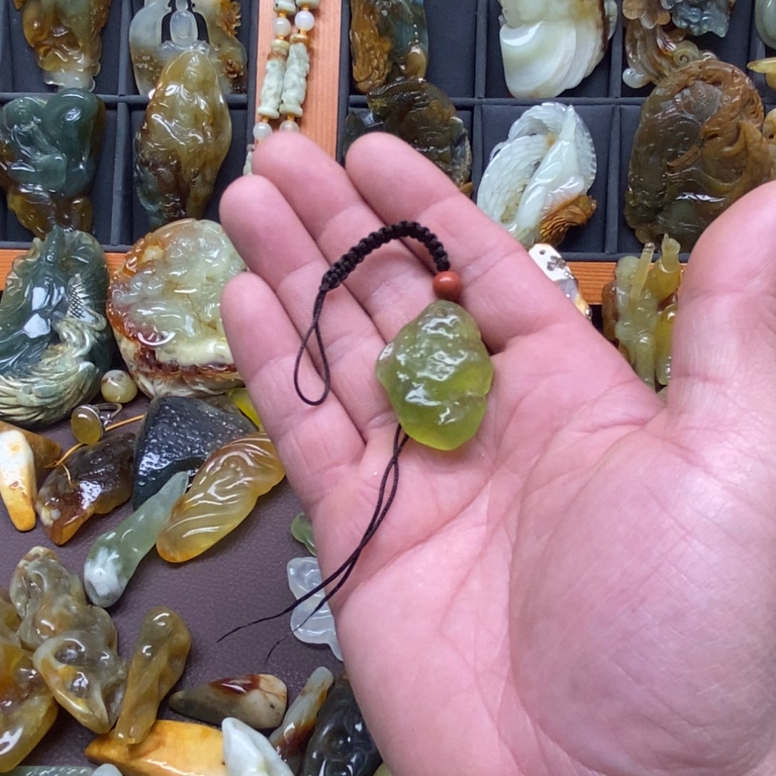 蛇纹石玉未镶嵌颈饰