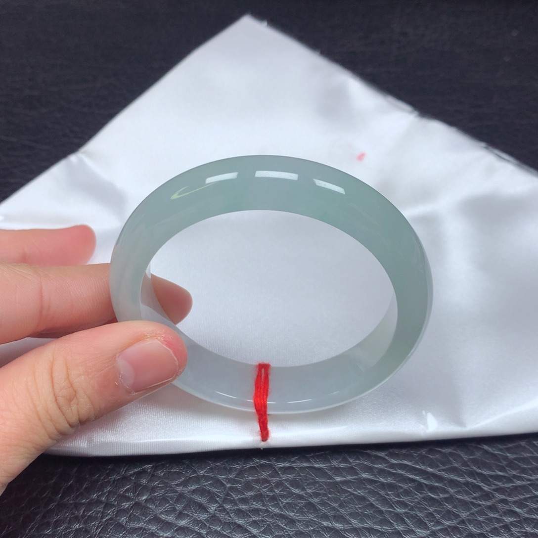 翡翠手镯未镶嵌。