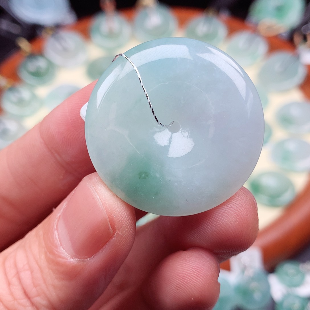 翡翠颈饰未镶嵌平安扣