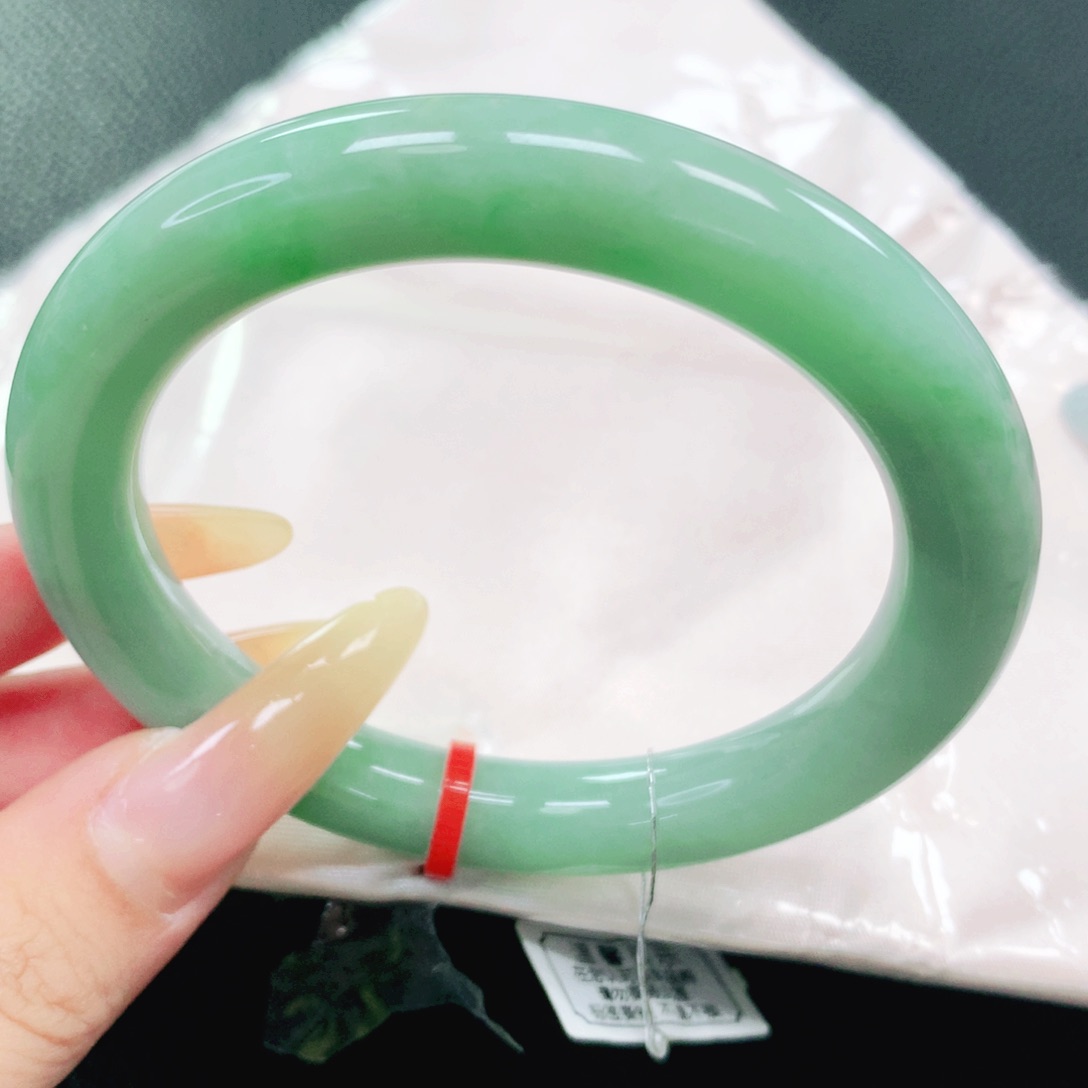 翡翠手镯未镶嵌55。