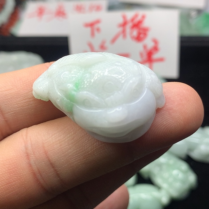 翡翠吊坠(赠链)未镶嵌