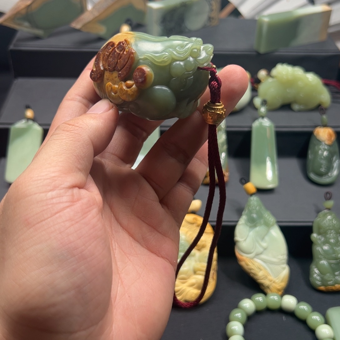 岫岩河磨玉（透闪石质玉）颈饰未镶嵌大****斯