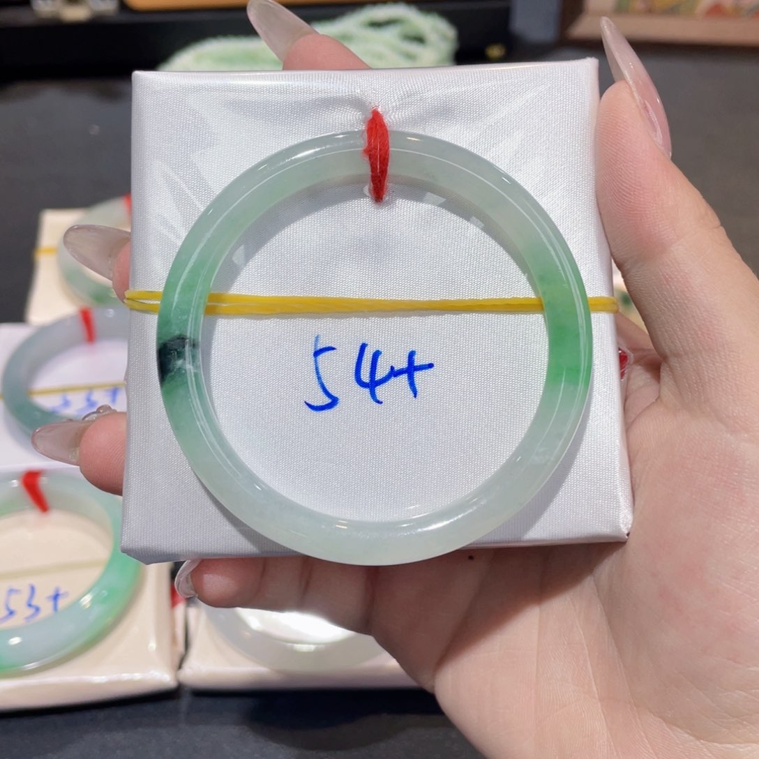 翡翠手镯未镶嵌翡翠手镯