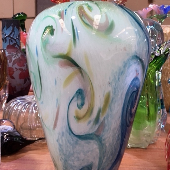 琉璃花瓶高31厘米口径9厘米。