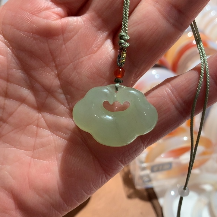 蛇纹石玉颈饰未镶嵌