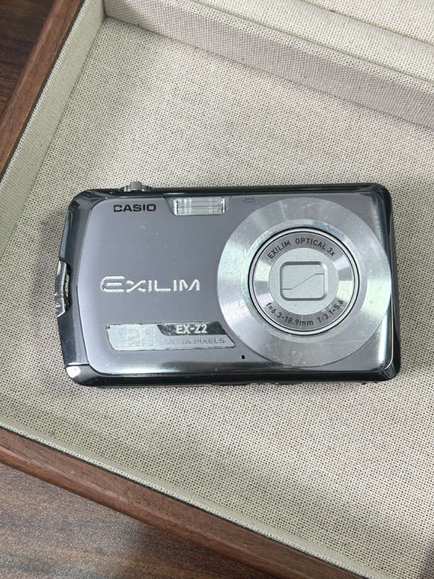 9新 Casio/卡西欧 z2 银色 高清ccd数码相机 有灰