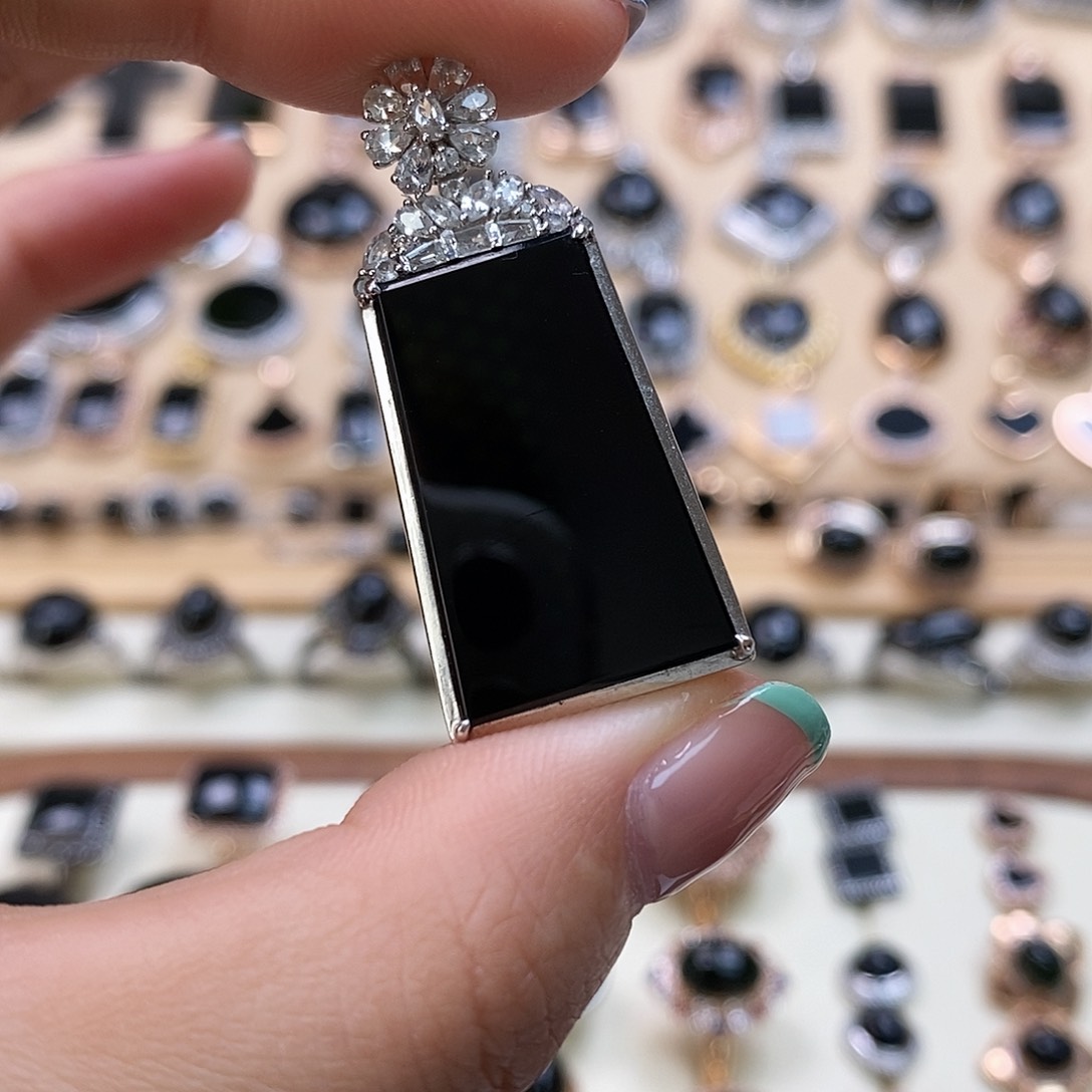 翡翠颈饰18K金镶嵌天然翡翠墨翠