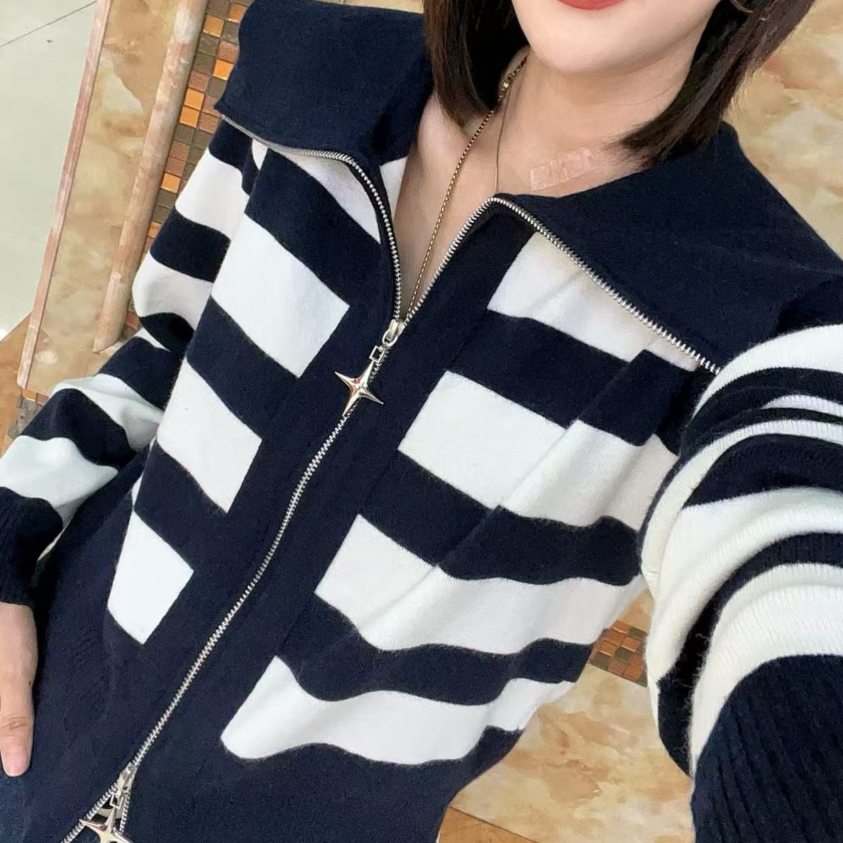 条纹秋季通勤轻职风针织休闲黑白毛针织衫短款时尚