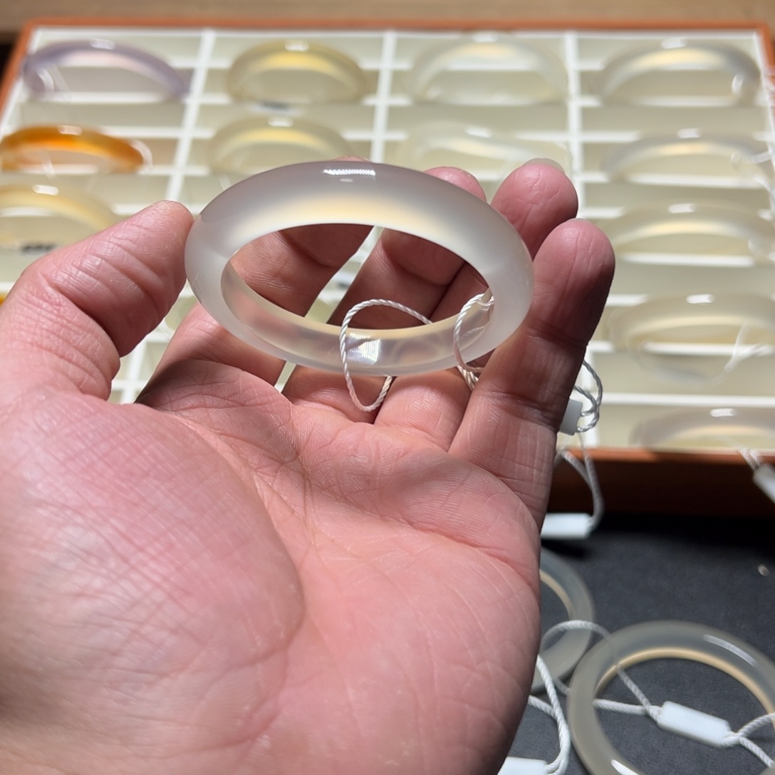 玛瑙/玉髓手镯未镶嵌Y****i