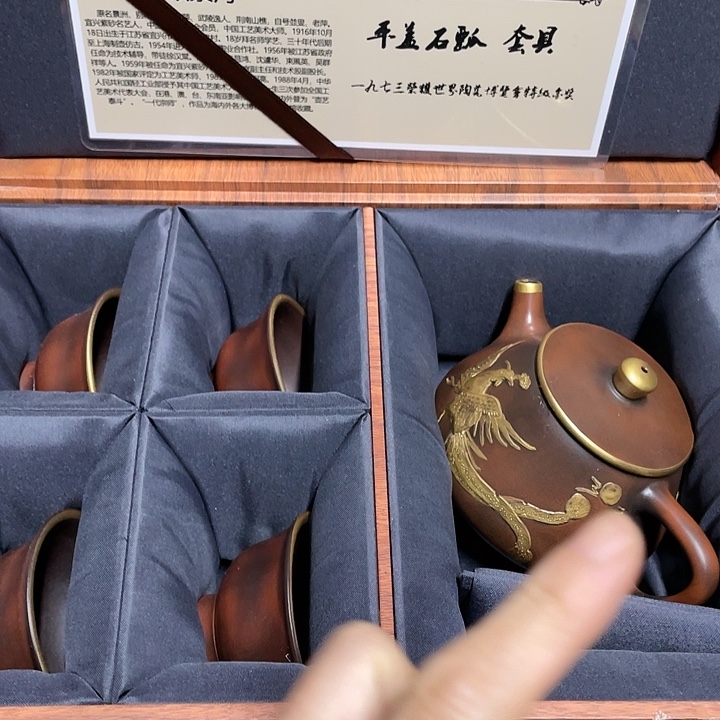 茶壶紫砂原矿泥料，纯手工制作的一把紫砂壶。