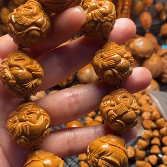 橄榄核吊坠k****?八方财神