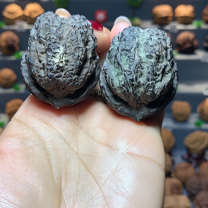 用***6文玩核桃吊坠古冥血蟾铁核桃