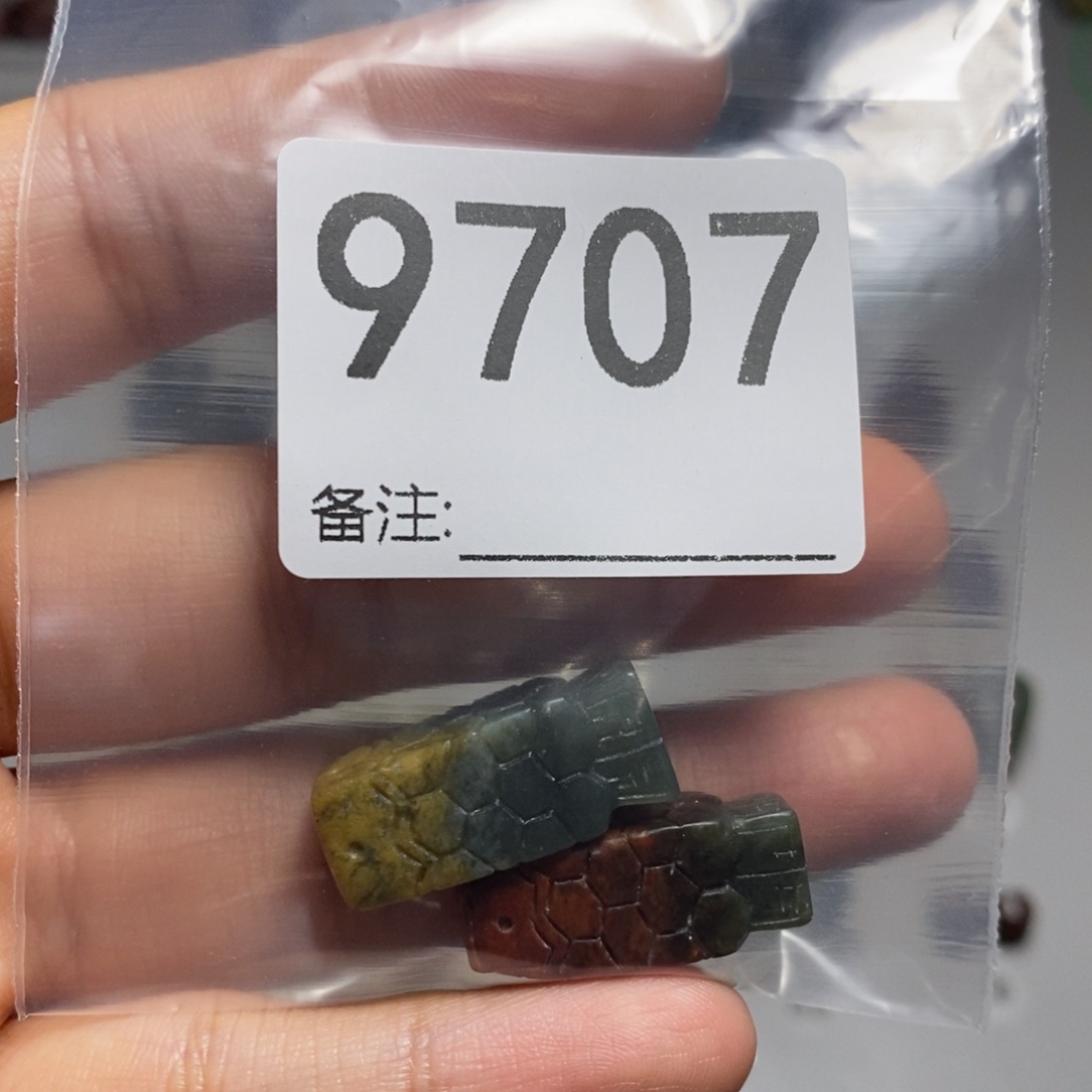 颈饰未镶嵌透闪石质玉浅**然