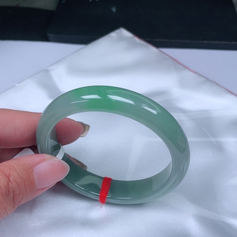 【闪购商品】翡翠手镯未镶嵌贵妃，