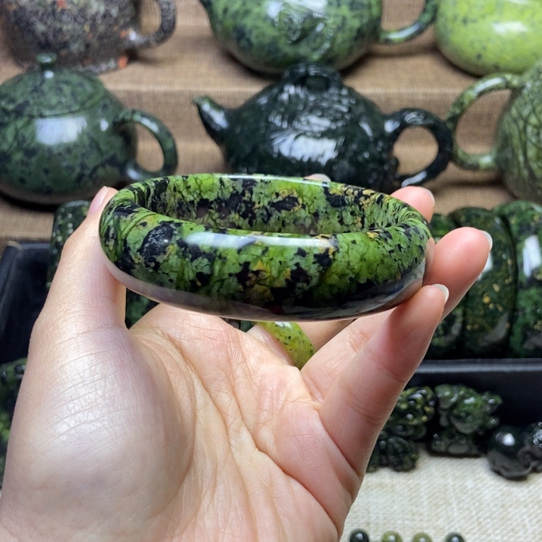 绿***深蛇纹石玉未镶嵌药王石手镯