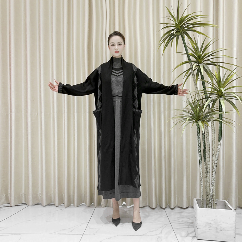 9768灰黑大格调气质女士设计师秋冬长款轻奢宽松针织开衫复古百搭