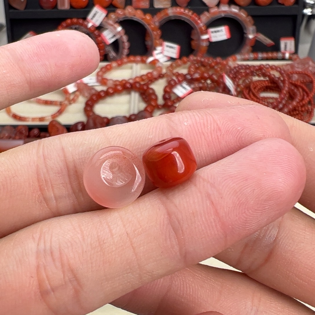 ****椰南红玛瑙未镶嵌颈饰两颗