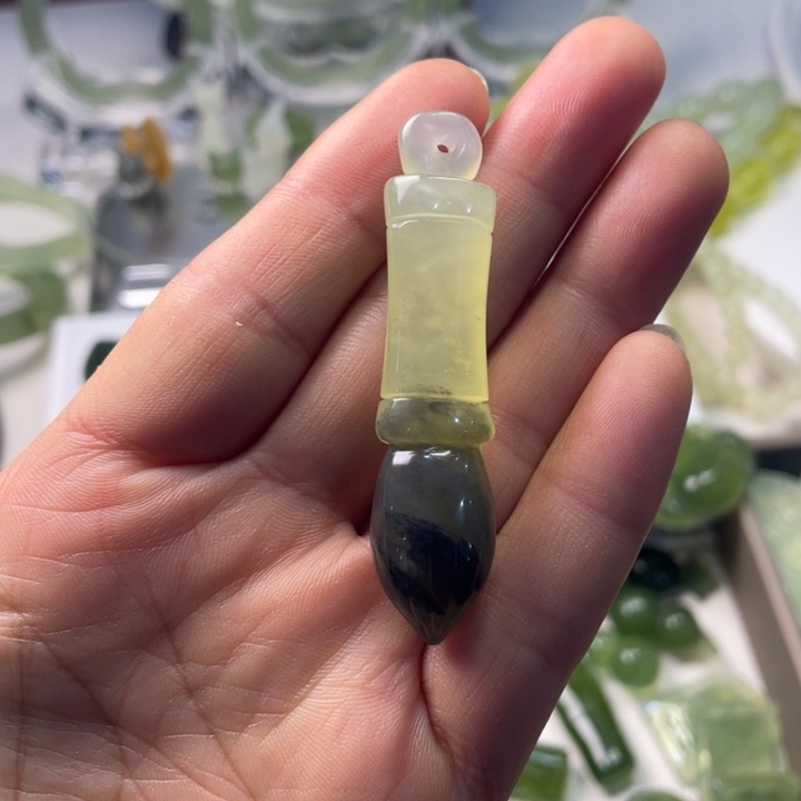 岫玉未镶嵌颈饰吊坠