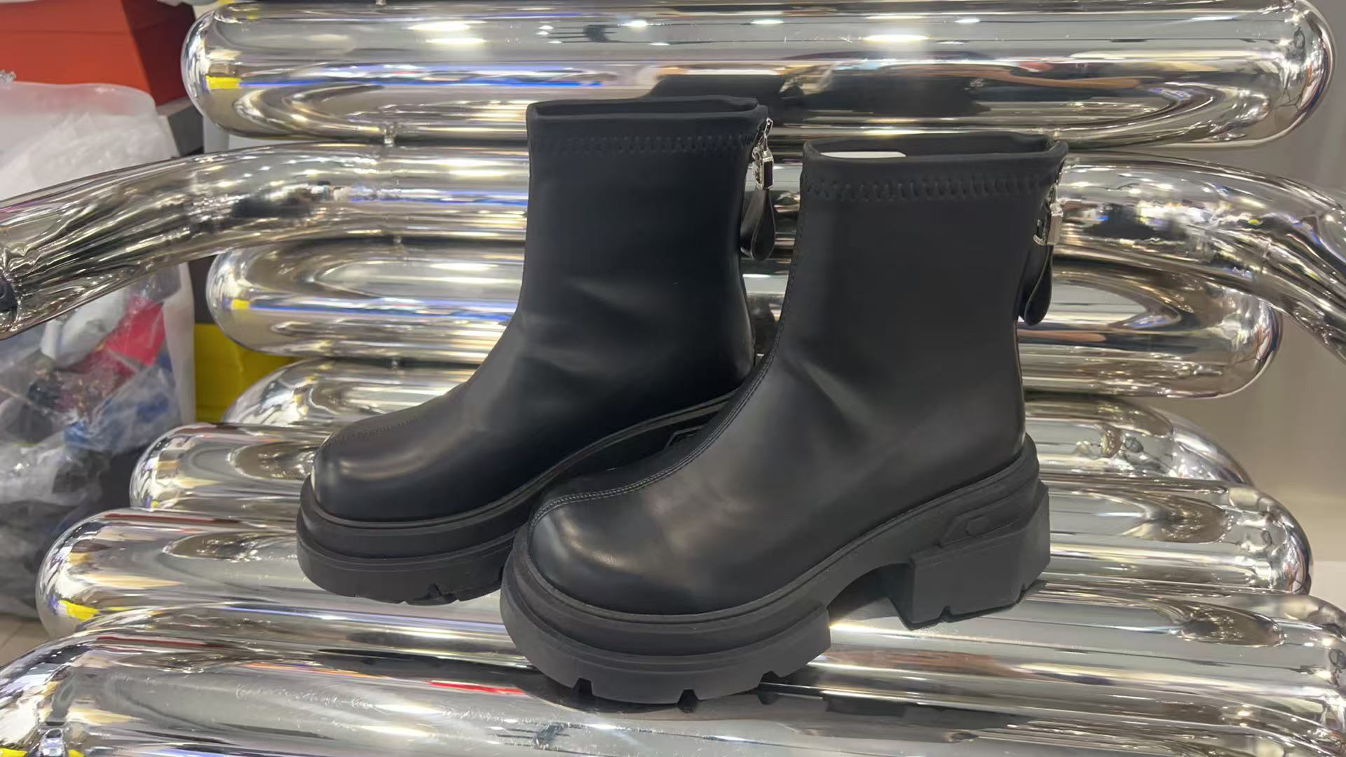 王琳家马丁靴黑色