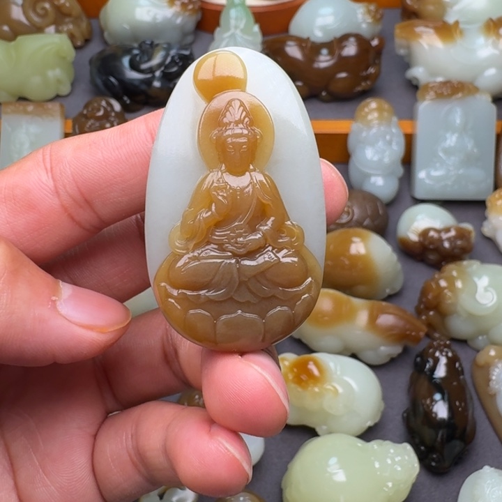 和田玉（糖玉）颈饰未镶嵌黑****?