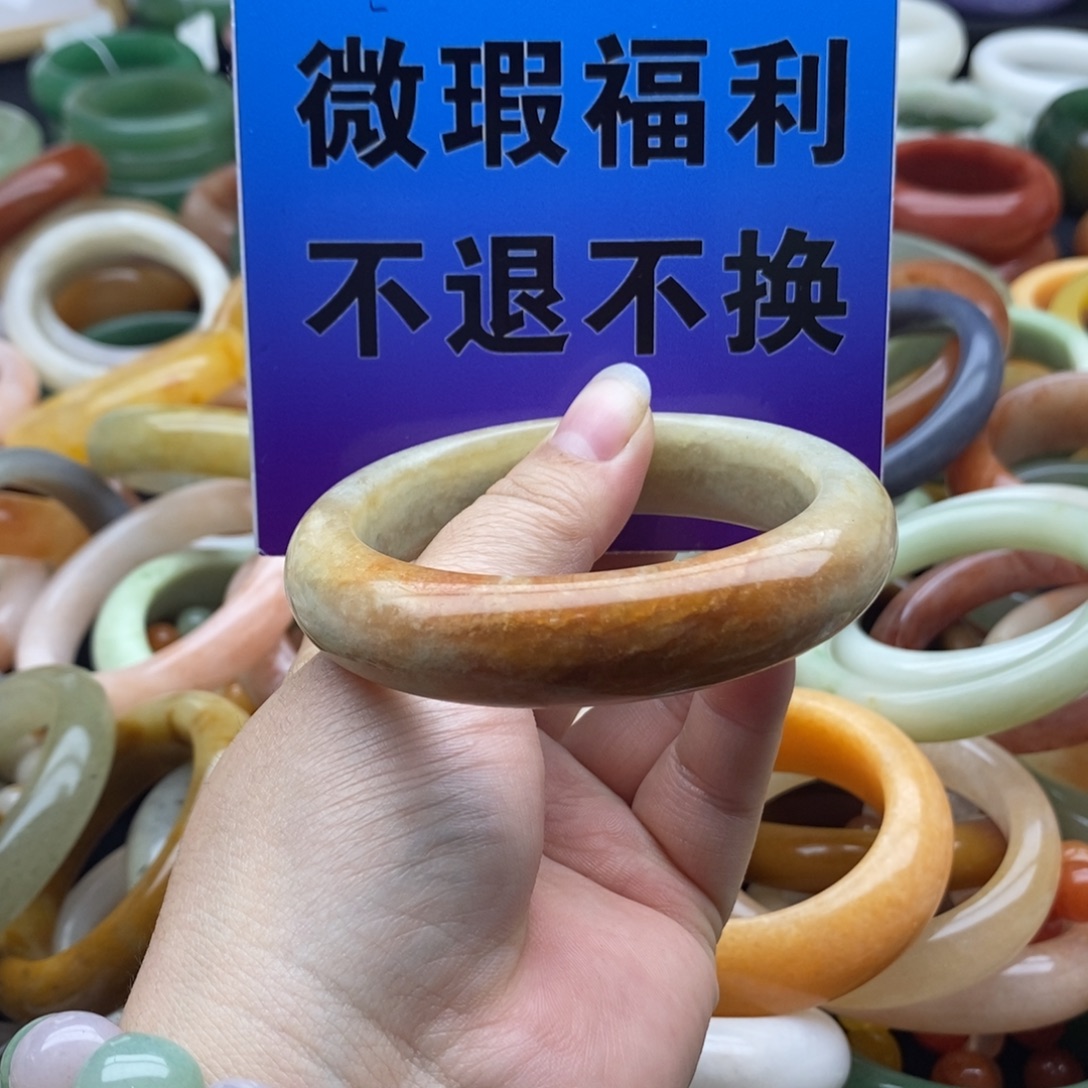 岁****石英质玉未镶嵌手镯