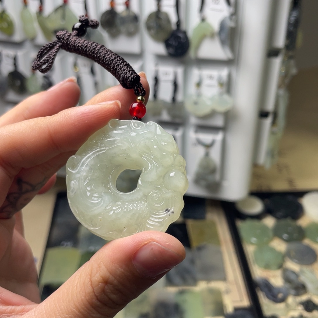 岫玉颈饰未镶嵌龙扣