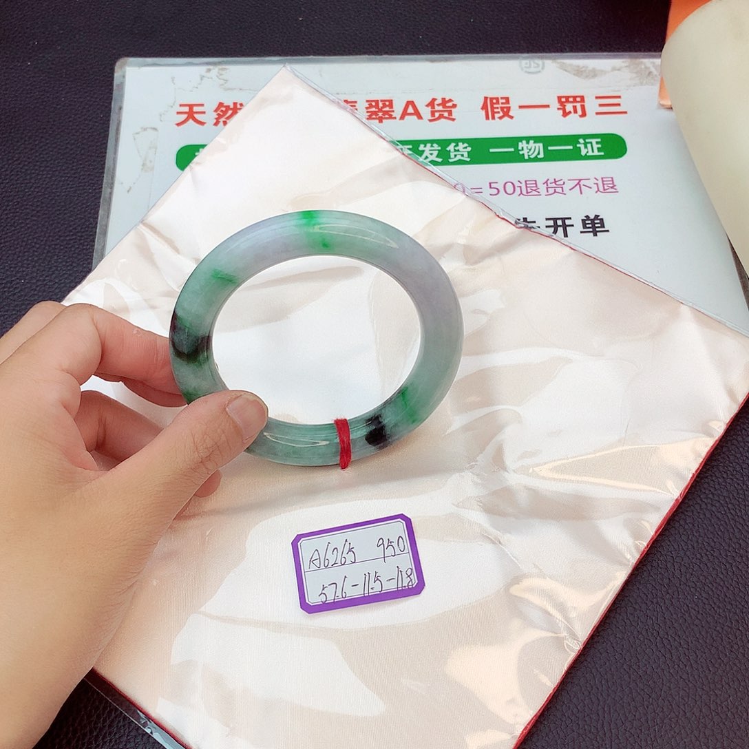 翡翠手镯未镶嵌翡翠