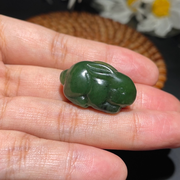 天然和田玉碧玉菠菜绿生肖卯兔子挂件手机挂8.9克26.5-13-15毫米