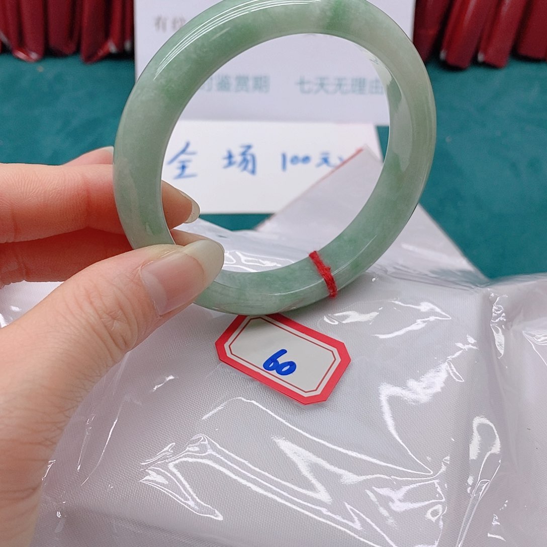 翡翠手镯未镶嵌多**?60000000
